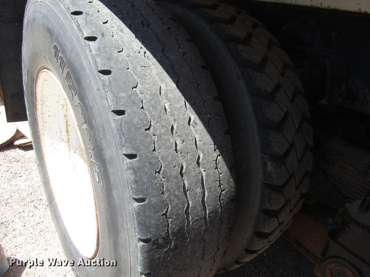 image for item DD8877 2003 Freightliner FL80 refuse truck