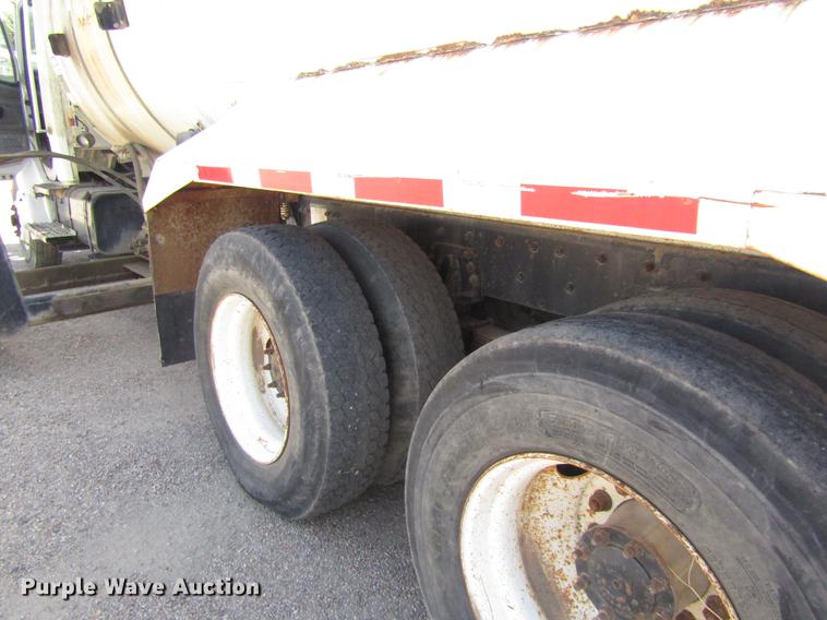 image for item DD8877 2003 Freightliner FL80 refuse truck