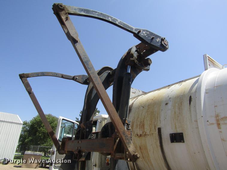 image for item DD8877 2003 Freightliner FL80 refuse truck