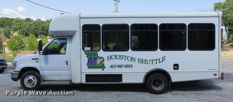 image for item DE3764 2009 Ford E450 shuttle bus