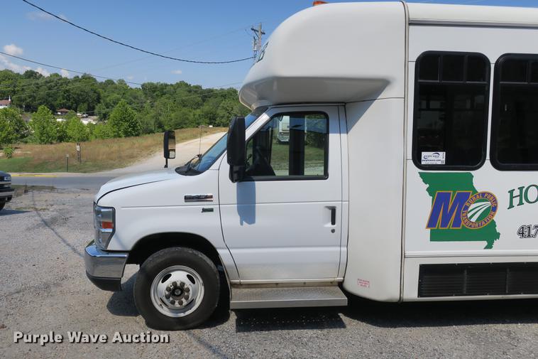 image for item DE3764 2009 Ford E450 shuttle bus