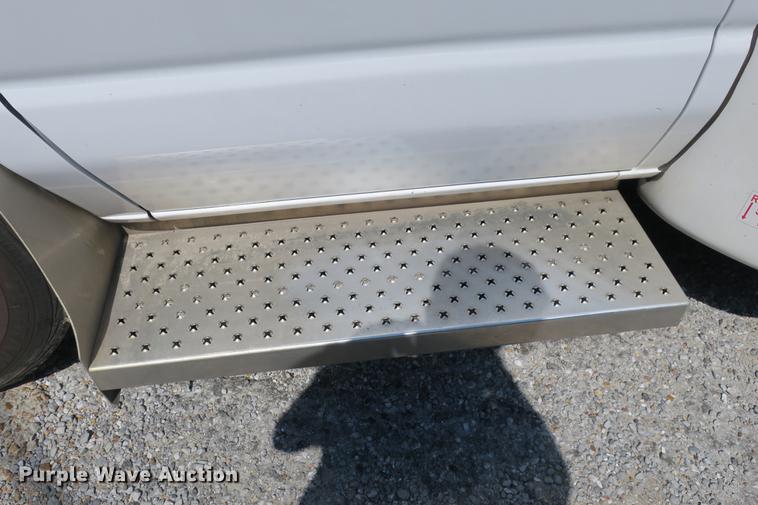 image for item DE3764 2009 Ford E450 shuttle bus