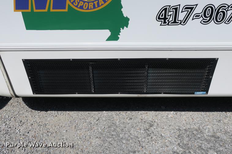 image for item DE3764 2009 Ford E450 shuttle bus