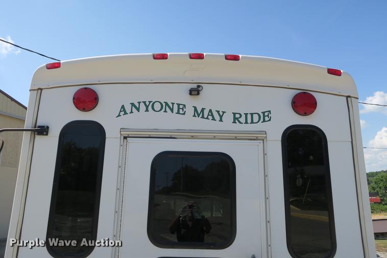 image for item DE3764 2009 Ford E450 shuttle bus