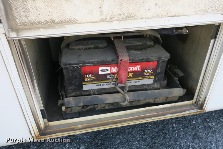 image for item DE3764 2009 Ford E450 shuttle bus