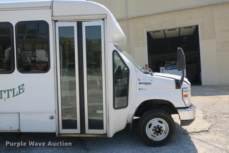 image for item DE3764 2009 Ford E450 shuttle bus