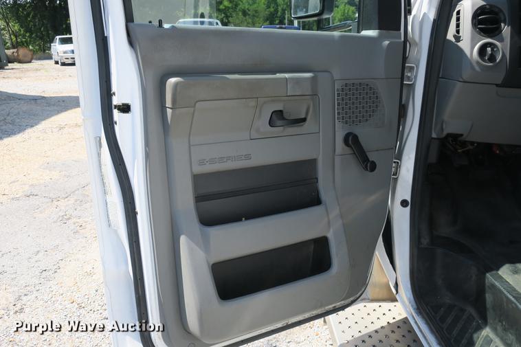 image for item DE3764 2009 Ford E450 shuttle bus