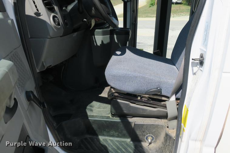image for item DE3764 2009 Ford E450 shuttle bus