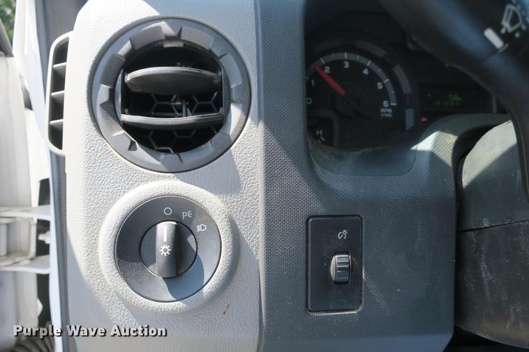 image for item DE3764 2009 Ford E450 shuttle bus