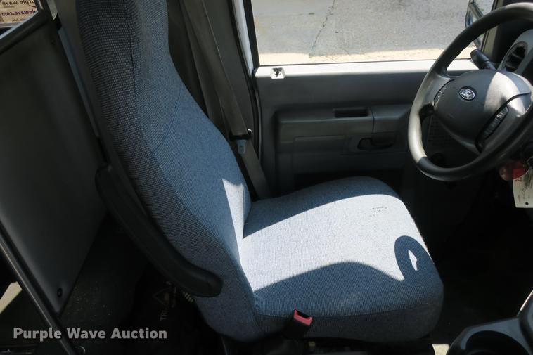 image for item DE3764 2009 Ford E450 shuttle bus