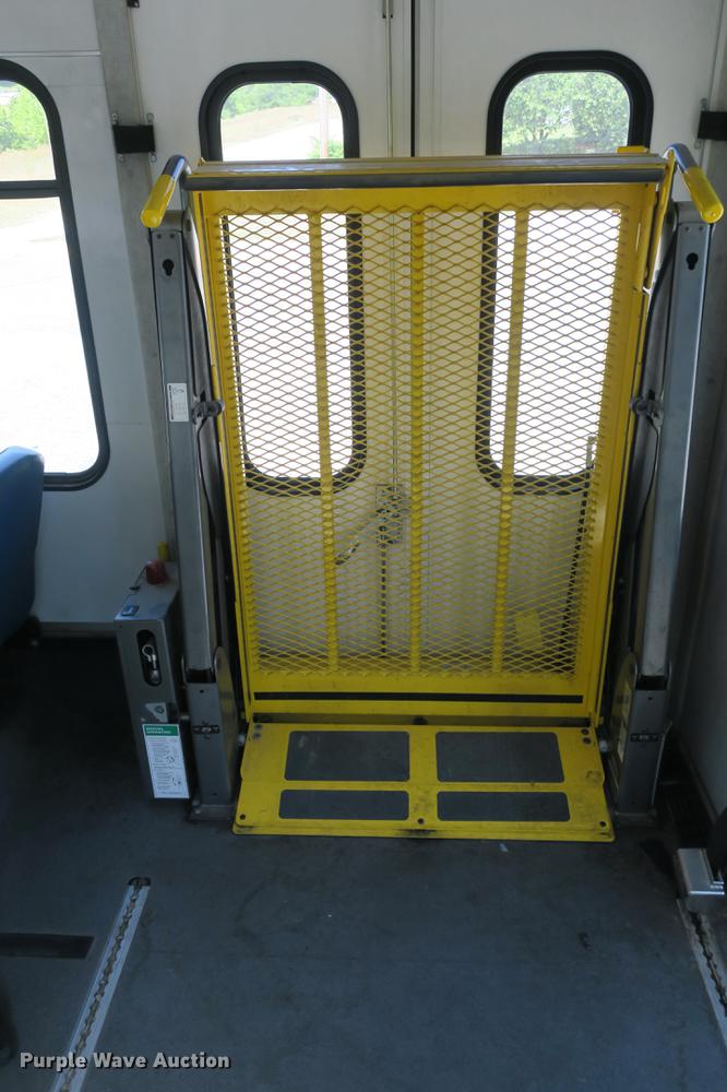 image for item DE3764 2009 Ford E450 shuttle bus