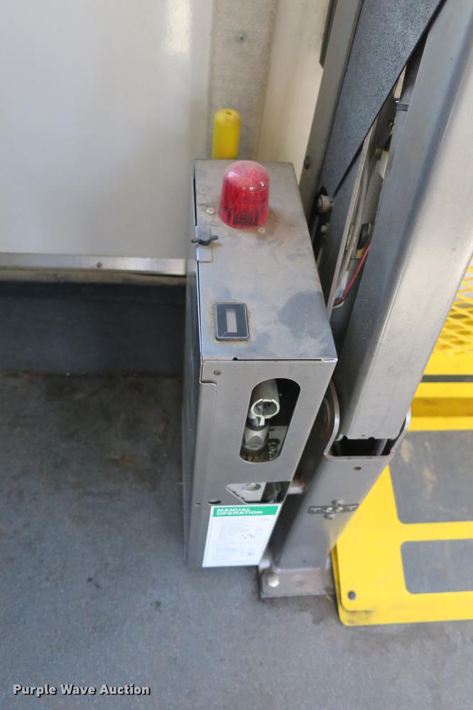 image for item DE3764 2009 Ford E450 shuttle bus