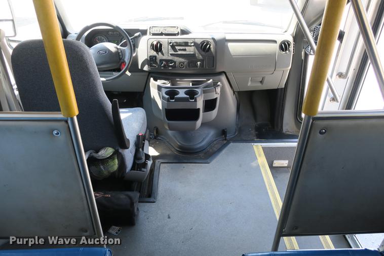 image for item DE3764 2009 Ford E450 shuttle bus