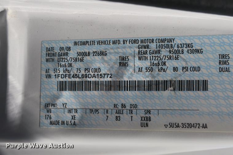 image for item DE3764 2009 Ford E450 shuttle bus