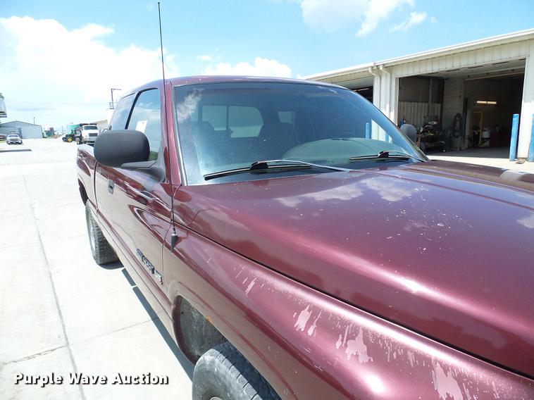 image for item DE5092 2001 Dodge Ram 1500 Club Cab pickup truck