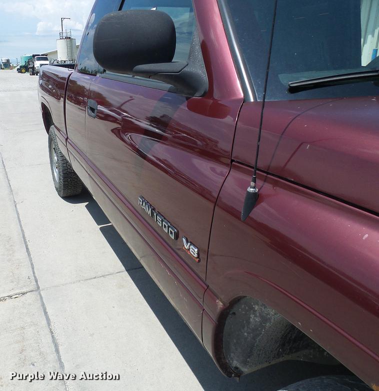 image for item DE5092 2001 Dodge Ram 1500 Club Cab pickup truck