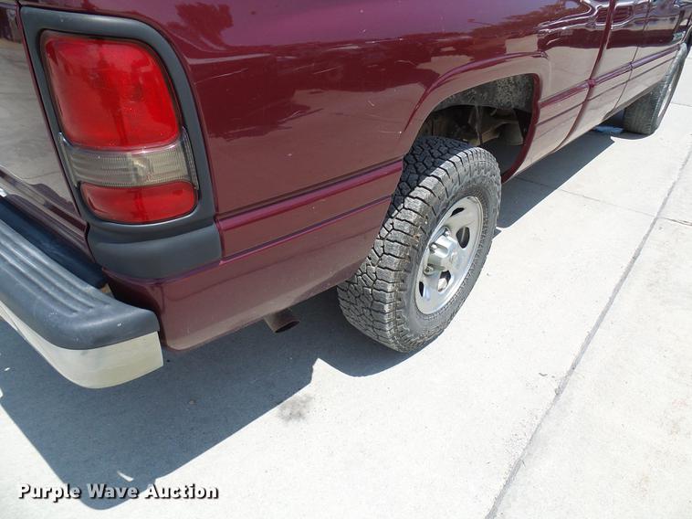 image for item DE5092 2001 Dodge Ram 1500 Club Cab pickup truck