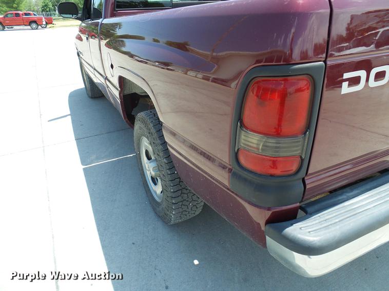 image for item DE5092 2001 Dodge Ram 1500 Club Cab pickup truck