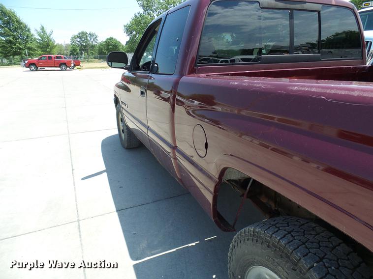 image for item DE5092 2001 Dodge Ram 1500 Club Cab pickup truck