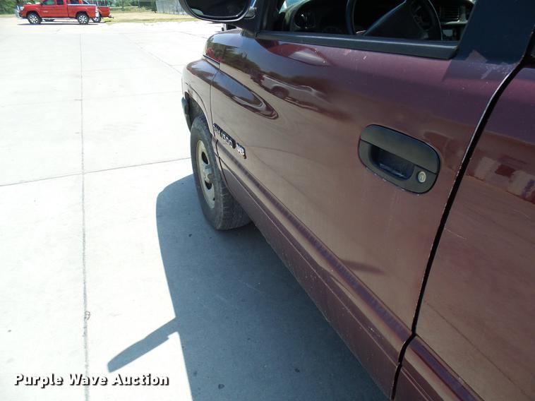 image for item DE5092 2001 Dodge Ram 1500 Club Cab pickup truck