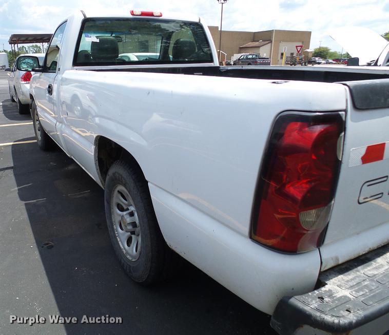 image for item DE5101 2005 Chevrolet Silverado 1500 pickup truck