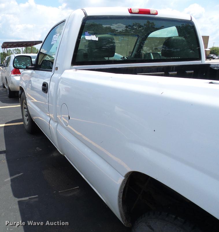 image for item DE5101 2005 Chevrolet Silverado 1500 pickup truck