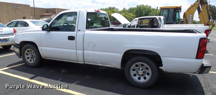 image for item DE5101 2005 Chevrolet Silverado 1500 pickup truck