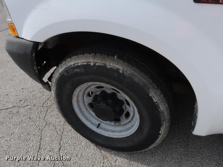 image for item DF2250 2003 Ford F250 Super Duty pickup truck