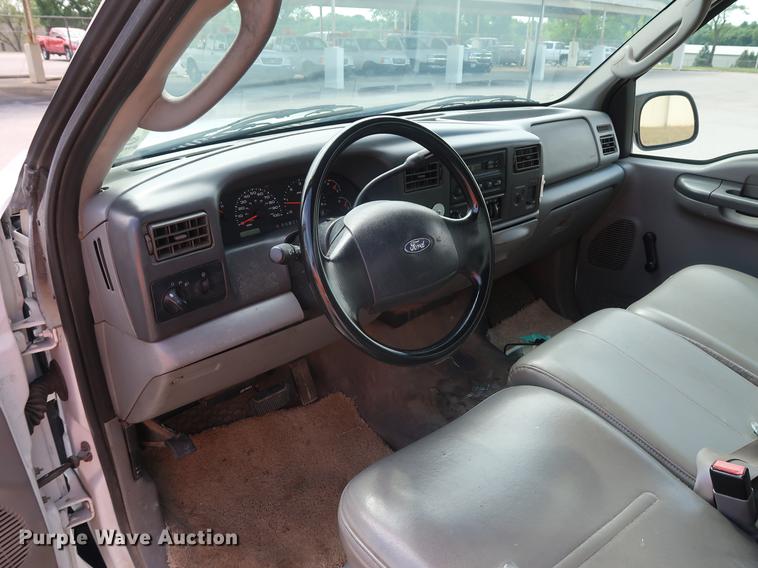 image for item DF2267 2003 Ford F250 Super Duty pickup truck