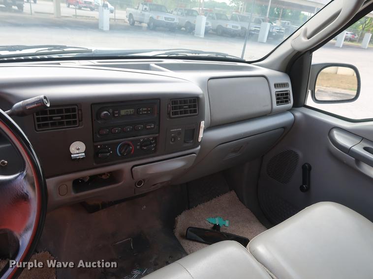 image for item DF2267 2003 Ford F250 Super Duty pickup truck