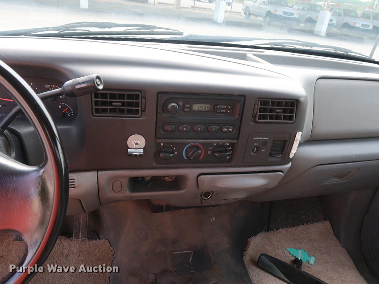 image for item DF2267 2003 Ford F250 Super Duty pickup truck