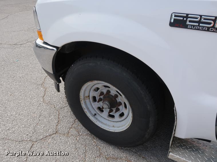 image for item DF2267 2003 Ford F250 Super Duty pickup truck