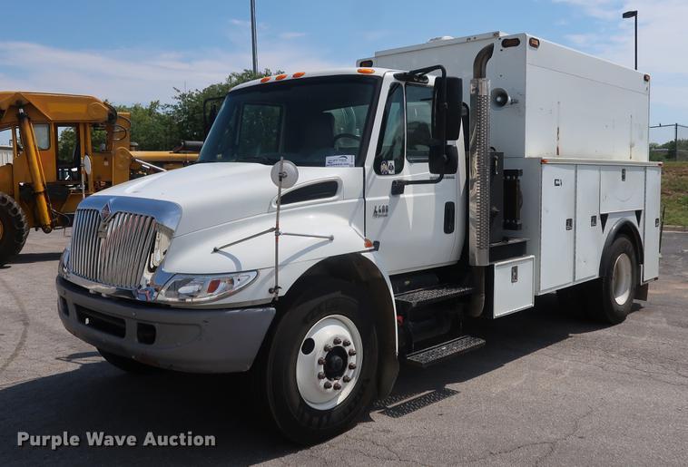 image for item DF2270 2004 International 4400 service truck