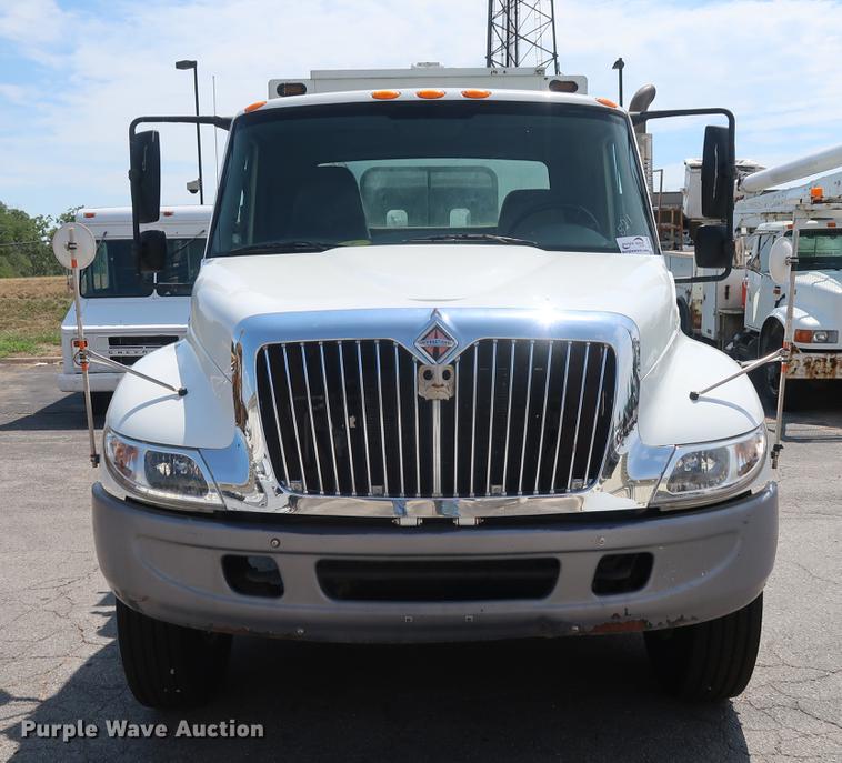 image for item DF2270 2004 International 4400 service truck