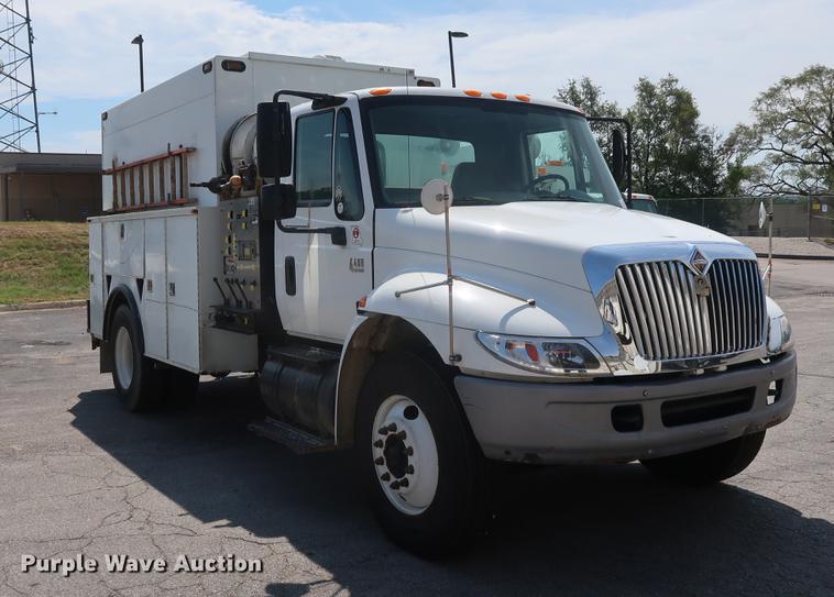 image for item DF2270 2004 International 4400 service truck