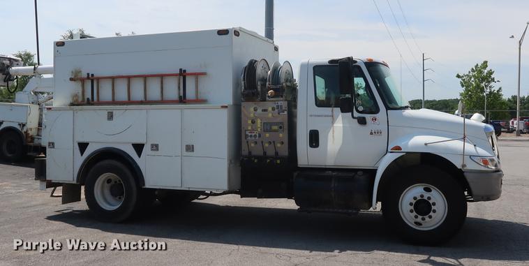 image for item DF2270 2004 International 4400 service truck