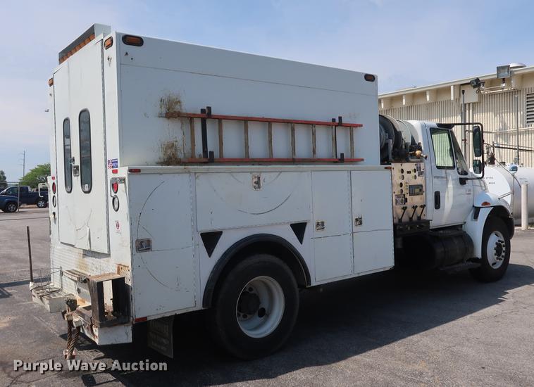 image for item DF2270 2004 International 4400 service truck