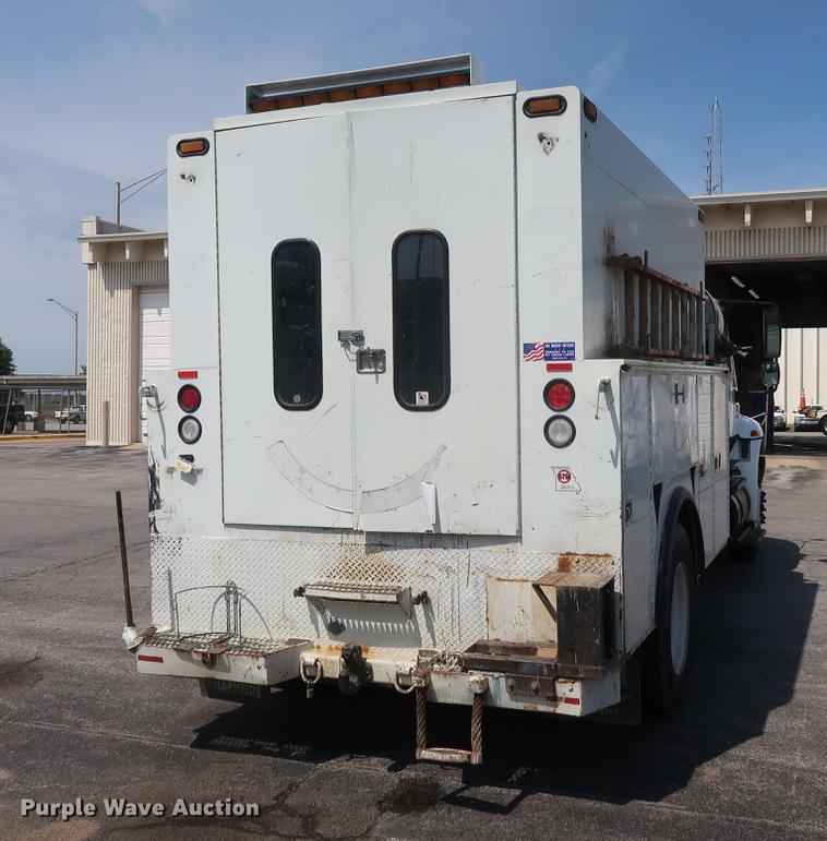 image for item DF2270 2004 International 4400 service truck