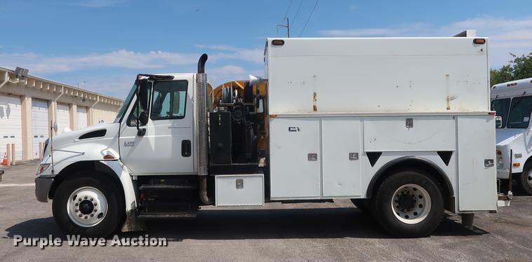 image for item DF2270 2004 International 4400 service truck