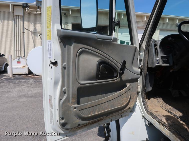 image for item DF2270 2004 International 4400 service truck