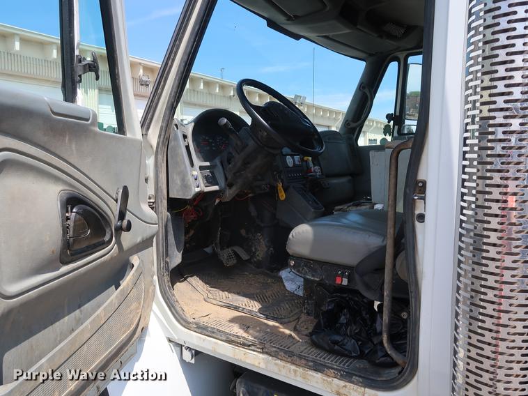 image for item DF2270 2004 International 4400 service truck