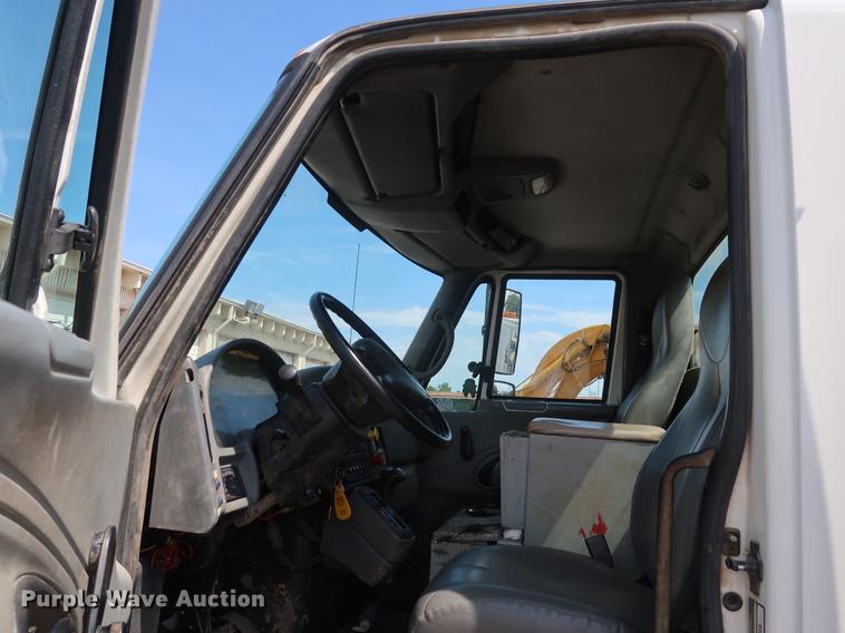 image for item DF2270 2004 International 4400 service truck