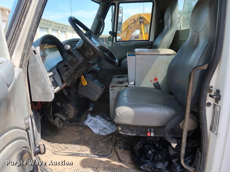 image for item DF2270 2004 International 4400 service truck