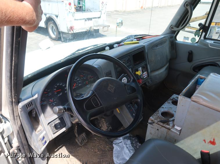 image for item DF2270 2004 International 4400 service truck