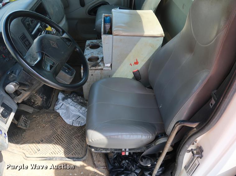 image for item DF2270 2004 International 4400 service truck