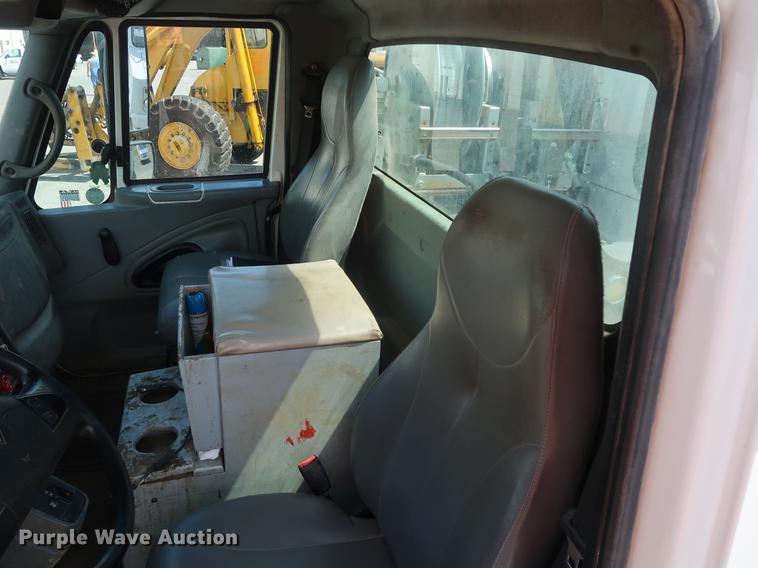 image for item DF2270 2004 International 4400 service truck