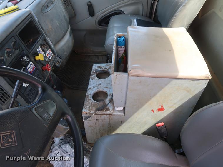 image for item DF2270 2004 International 4400 service truck