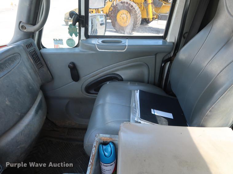 image for item DF2270 2004 International 4400 service truck