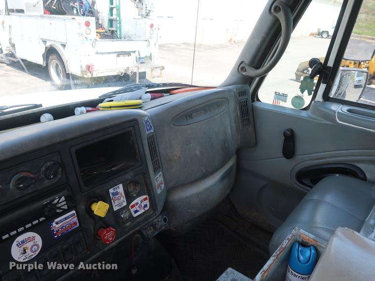 image for item DF2270 2004 International 4400 service truck