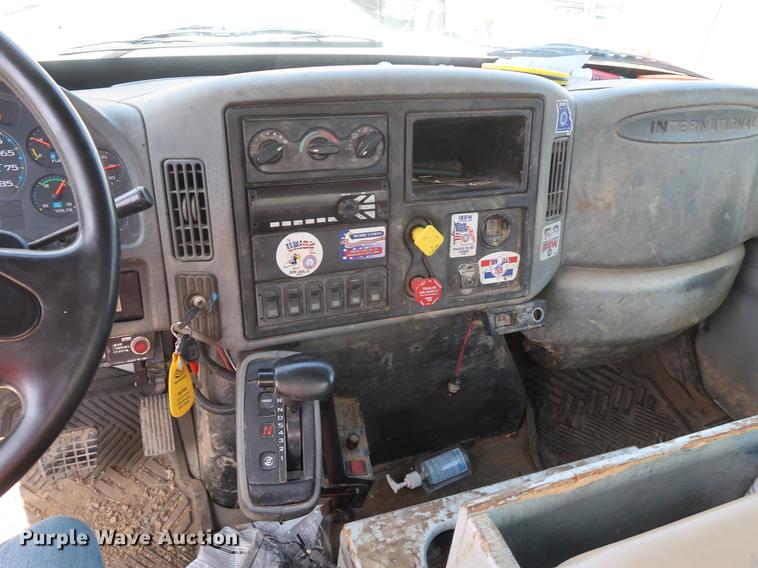 image for item DF2270 2004 International 4400 service truck